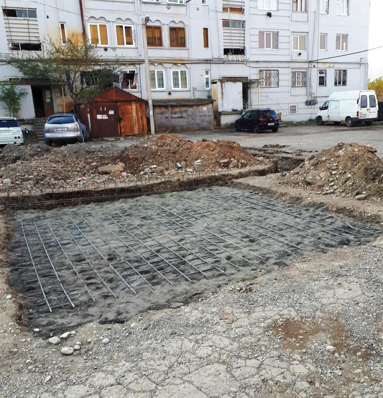 მელიქიშვილის ჩიხის მიმდებარედ სკვერის მოწყობა მიმდინარეობს