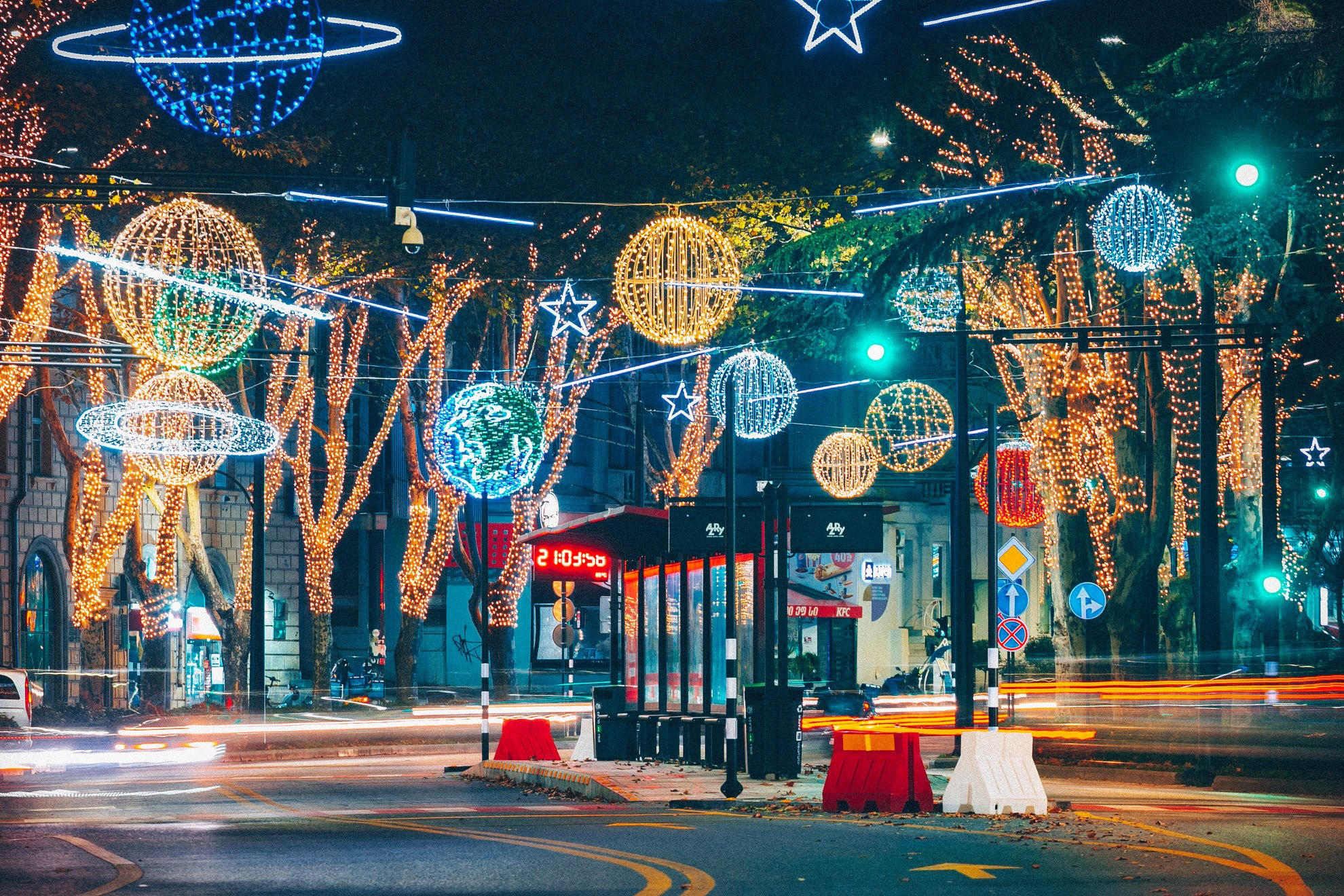 თბილისში საახალწლო განათებები 21:00 საათის შემდეგაც აღარ გამოირთვება