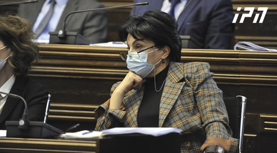 ირმა ზავრადაშვილი მიხეილ ჩხენკელს - ბატონო მიხეილ, იმდენი რამე გაგიკეთებიათ ამ ხნის განმავლობაში, ყველაზე მეტი პრეტენზია რაზეც მაქვს, რატომ არ იცის ეს ხალხმა?