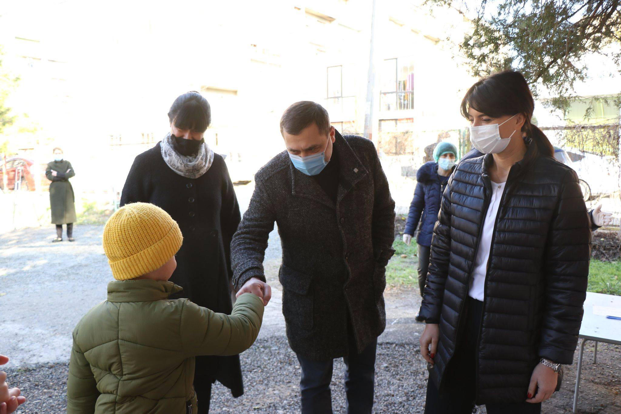 რუსთავის მერიამ ბაგა-ბაღებისა და შშმ პირთა ცენტრის აღსაზრდელებს საახალწლოდ სასურსათო კალათა გადასცა