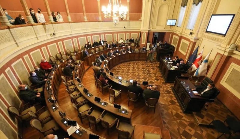 თბილისის საკრებულოში 6 პარტია შედის - 50 მანდატიდან  28 „ქართულ ოცნებას“, 21 ოპოზიციას აქვს მიღებული, 1 მანდატის ბედი კი საბურთალოზე მეორე ტურის შედეგად გაირკვევა