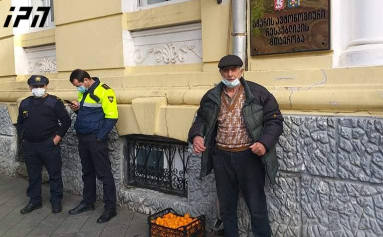 აჭარის მთავრობის სახლთან მოქალაქემ ყუთით მანდარინი მიიტანა