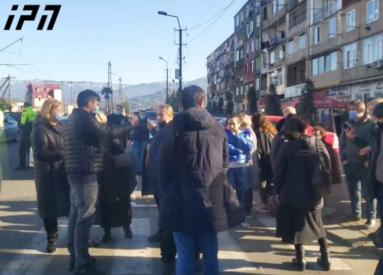 ბათუმში, წერეთლის ქუჩაზე მდებარე ბაზრობის მოვაჭრეები წინასაახალწლო დღეებში ვაჭრობის ნებართვას ითხოვენ