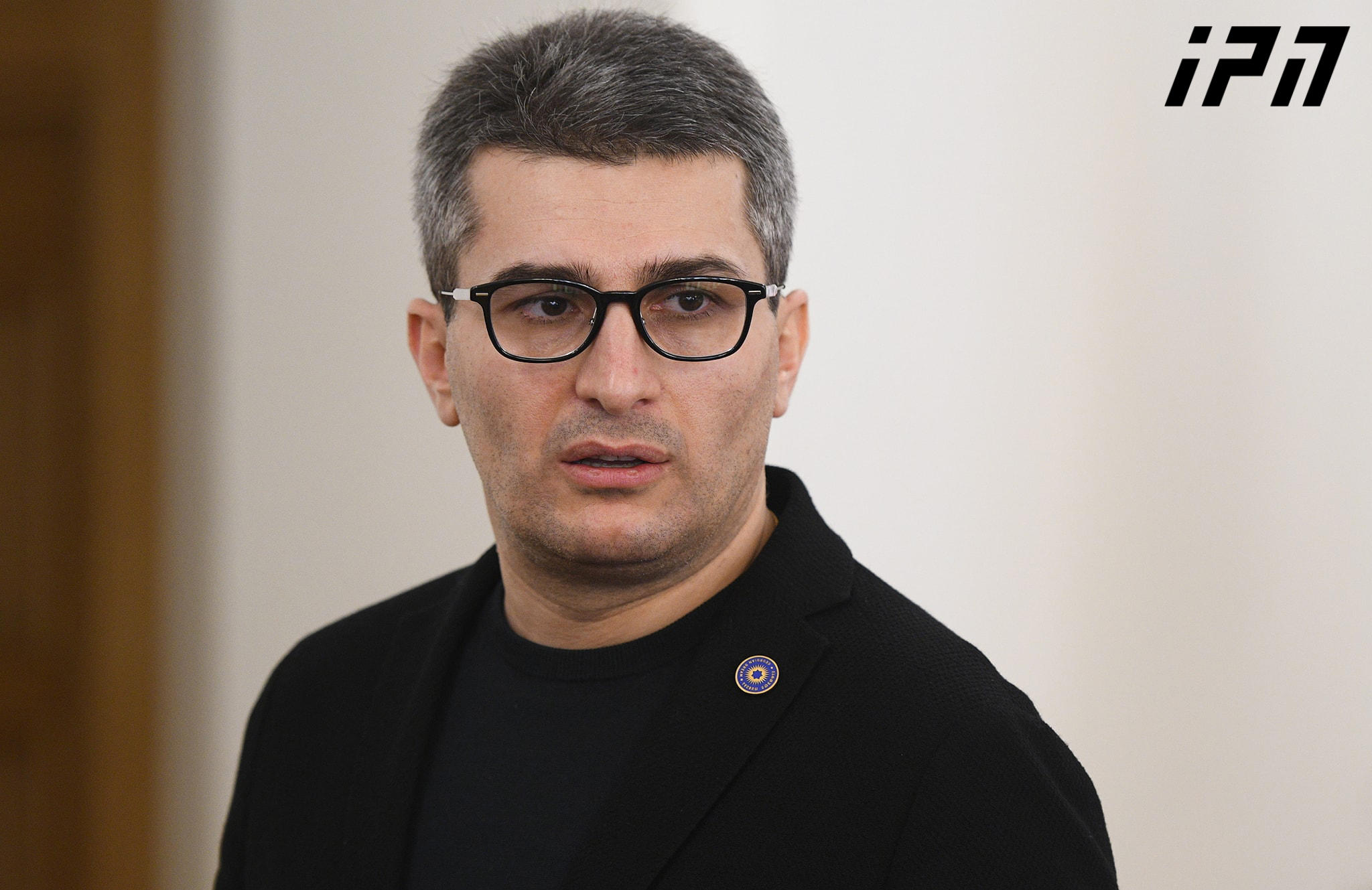 მამუკა მდინარაძე ჟურნალისტს - თქვენ რომ ევროსაბჭო უწოდეთ,  სინამდვილეში ეს არის ერთი ევროპარლამენტარი, ქალბატონი რასა, რომელიც აღლუმზე დასასწრებად ოფიციალური მოტივით რომ ჩამოდიოდა, შემდეგ „ნაცების“ შეკრებაზე გარბოდა