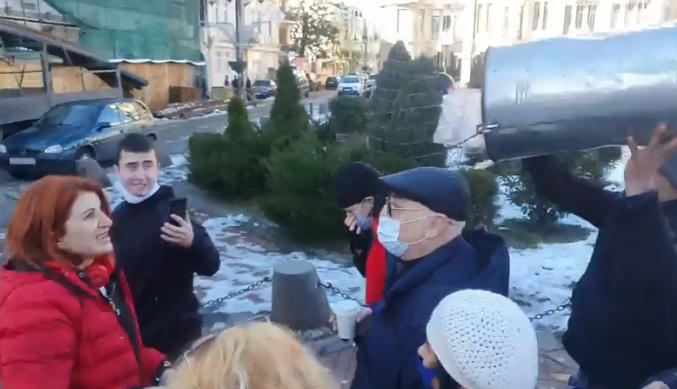 აჭარის უმაღლესი საბჭოს დეპუტატს ირაკლი ჩავლეიშვილს აქტივისტებმა თავზე ნაგავი დააყარეს