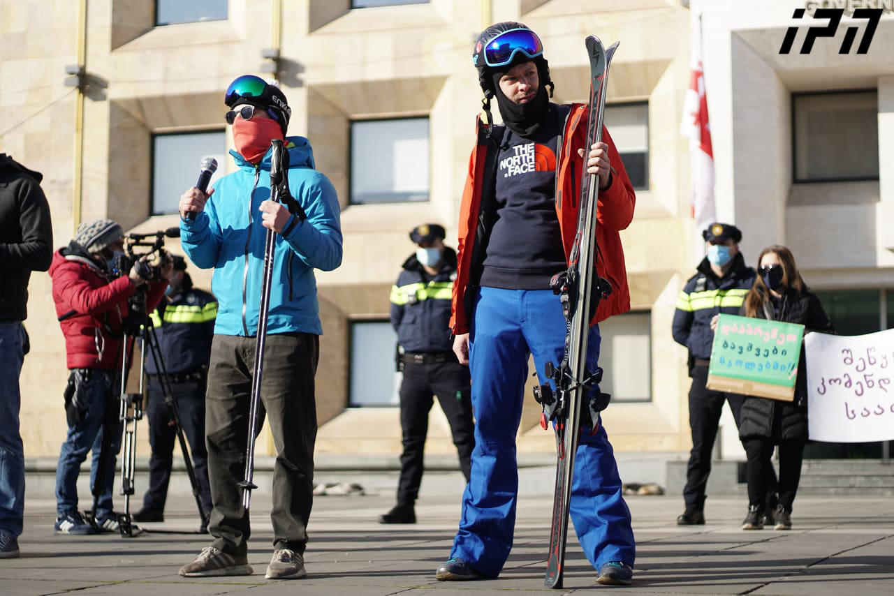 აქციაზე, სადაც კორონავირუსთან დაკავშირებული შეზღუდვების მოხსნას ითხოვენ, მოქალაქეები სამთო-სათხილამურო აღჭურვილობით მივიდნენ