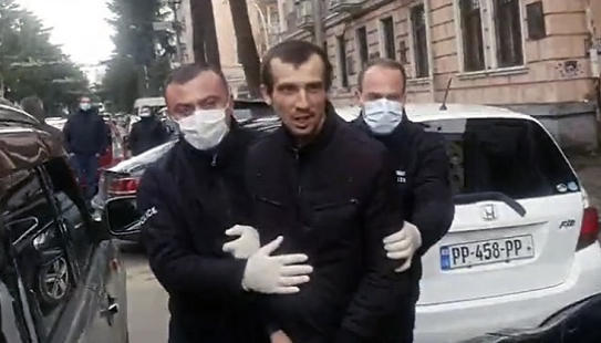 По информации руководителя «Альтернативы», Ираклий Пангани, задержанный по факту высыпания мусора на Ираклия Чавлеишвили, освобожден