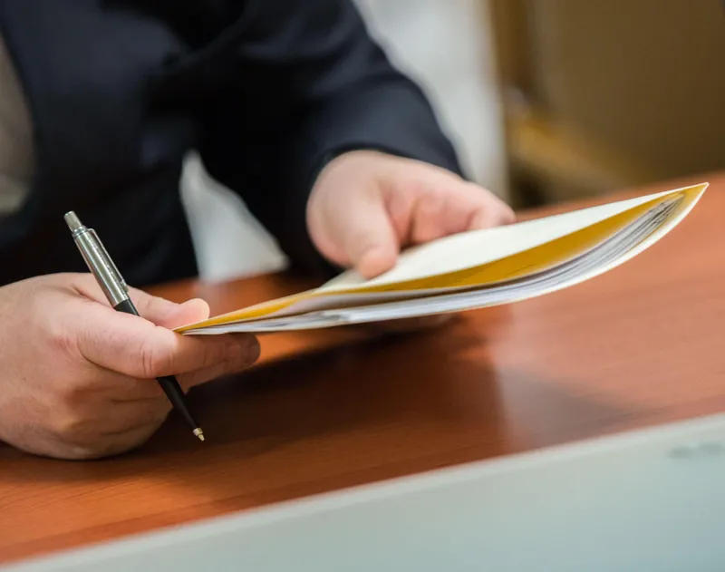 უცხოელი პოლიტიკოსების, ყოფილი ელჩების და ანალიტიკოსების ნაწილი - საქართველოს მთავრობამ, როგორც ხელმძღვანელმა ძალამ, ოპოზიციის ლიდერის გათავისუფლებით პირველი ნაბიჯი უნდა გადადგას