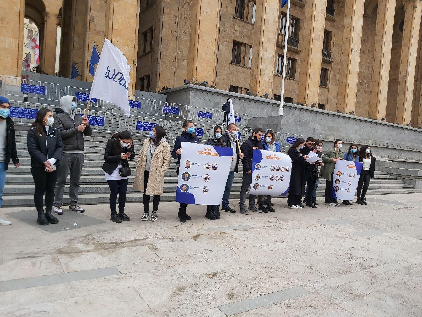 პარლამენტის წინ მოძრაობამ „ხალხისთვის" და არასამთავობო ორგანიზაციებმა აქცია - „ჯიპებიდან ხალხი არ ჩანს, ქვეყანა უნდა გაიხსნას" გამართეს