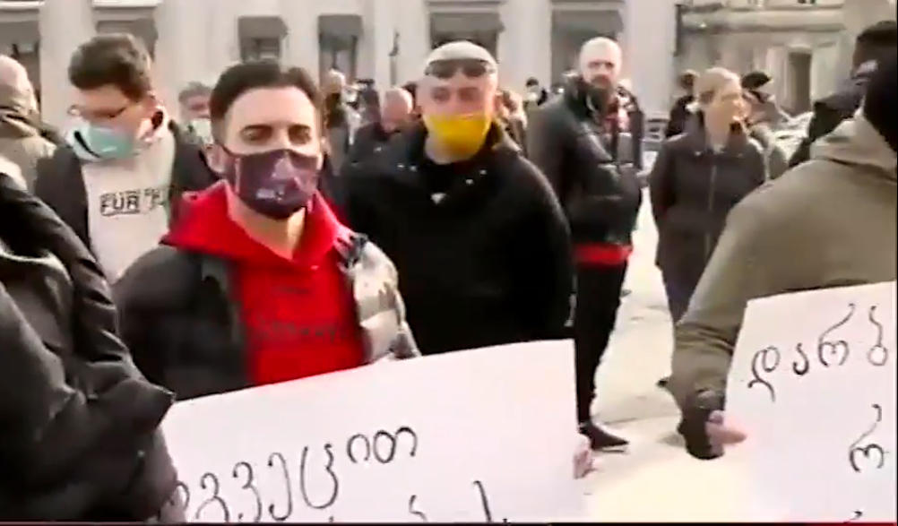 მთავრობის ადმინისტრაციის შენობასთან სპორტსმენებისა და ფიტნეს-ინსტრუქტორების საპროტესტო აქცია მიმდინარეობს