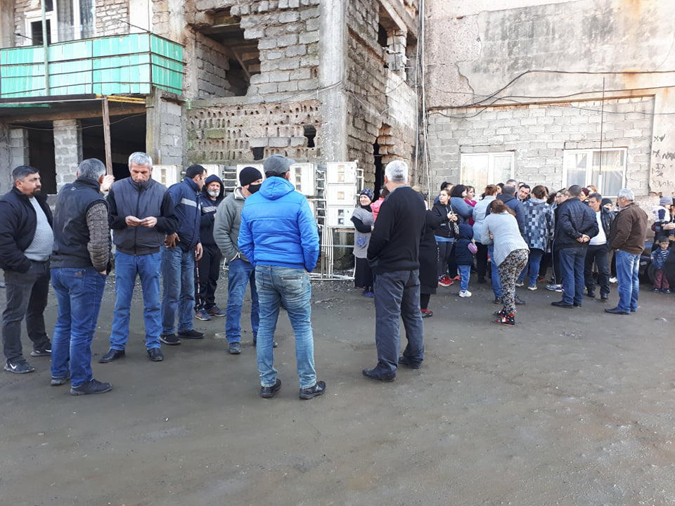 სოფელ სალიბაურში მცხოვრებლებმა ფართების დაკანონების მოთხოვნით საპროტესტო აქცია გამართეს