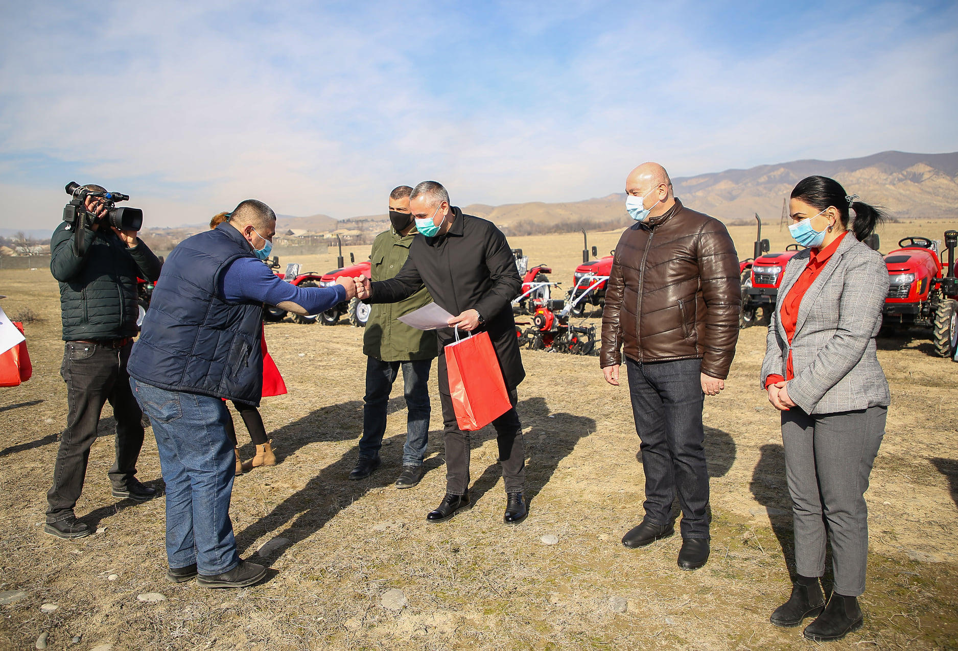 დევნილთა სააგენტომ იძულებით გადაადგილებულ პირებს მინი ტრაქტორები გადასცა