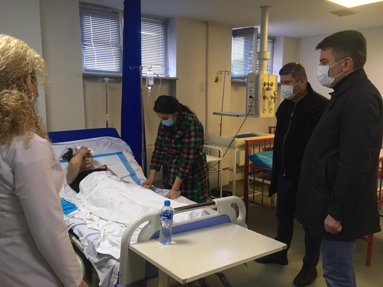 რწმუნებულის მოვალეობის შემსრულებელმა და ზუგდიდის მერმა შენობის ნანგრევებში მოყოლილი 10 წლის გოგონა საავადმყოფოში მოინახულეს