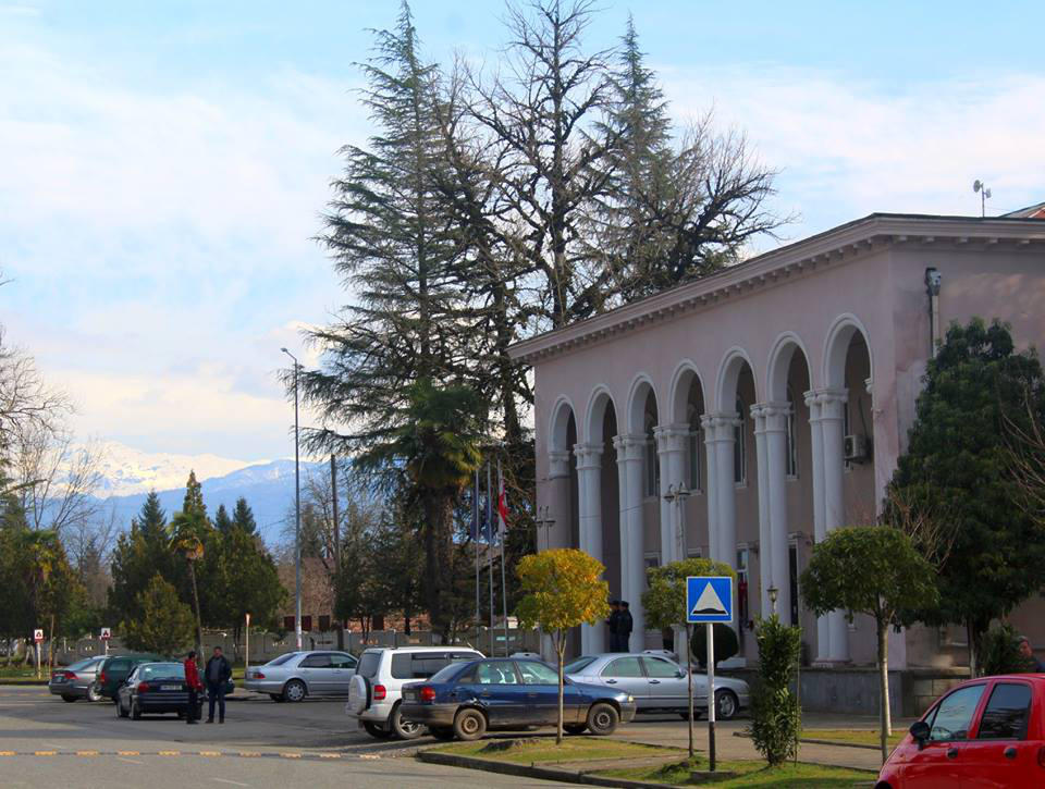 ჩხოროწყუს მერის განცხადებით, უმკაცრესად დაისჯება ყველა, ვისაც მერიის შენობაში მოსწავლეების მიერ საპირფარეშოს დასუფთავების ფაქტთან კავშირი აქვს