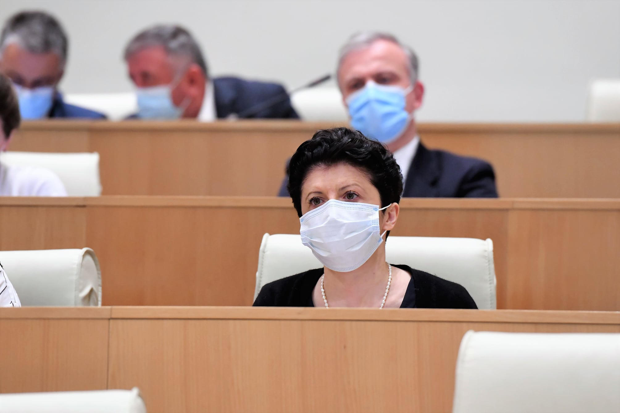 წულუკიანი ელისაშვილს - თქვენ თქვით, რომ პარლამენტში დევს 90 მუთაქა: მუთაქები ეს ჩვენ ვართ, მაგრამ თქვენ მგლობის ვერაფერი შეგატყვეთ - რა გაცინებთ? თქვენს ადგილზე, დილიდან საღამომდე ვიტირებდი