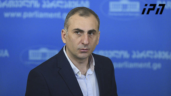 ალეკო ელისაშვილი - დეპუტატ პაპუაშვილს დაავიწყდა, რომ მანდატურად არ მუშაობს, „ამოიჩარა“ თინა ბოკუჩავა იღლიაში და ათრია აქეთ-იქით - დინჯი კაცია, არ ვიცი, რატომ აცეტდა