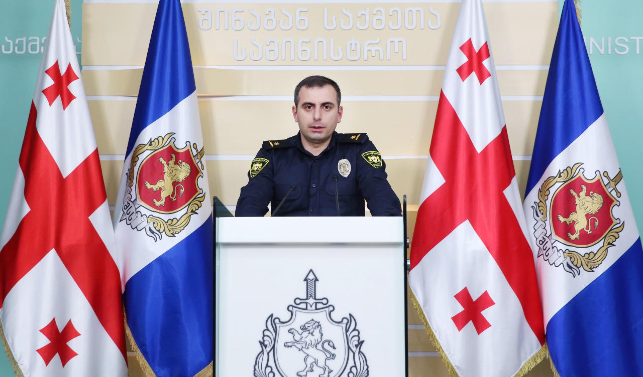 ფოთის საპატრულო პოლიციის თანამშრომელი გელა კვაშილავა „პირველის“ მიერ გავრცელებულ ინფორმაციას უარყოფს და ტელეკომპანიის მხრიდან საჯაროდ ბოდიშის მოხდას მოითხოვს