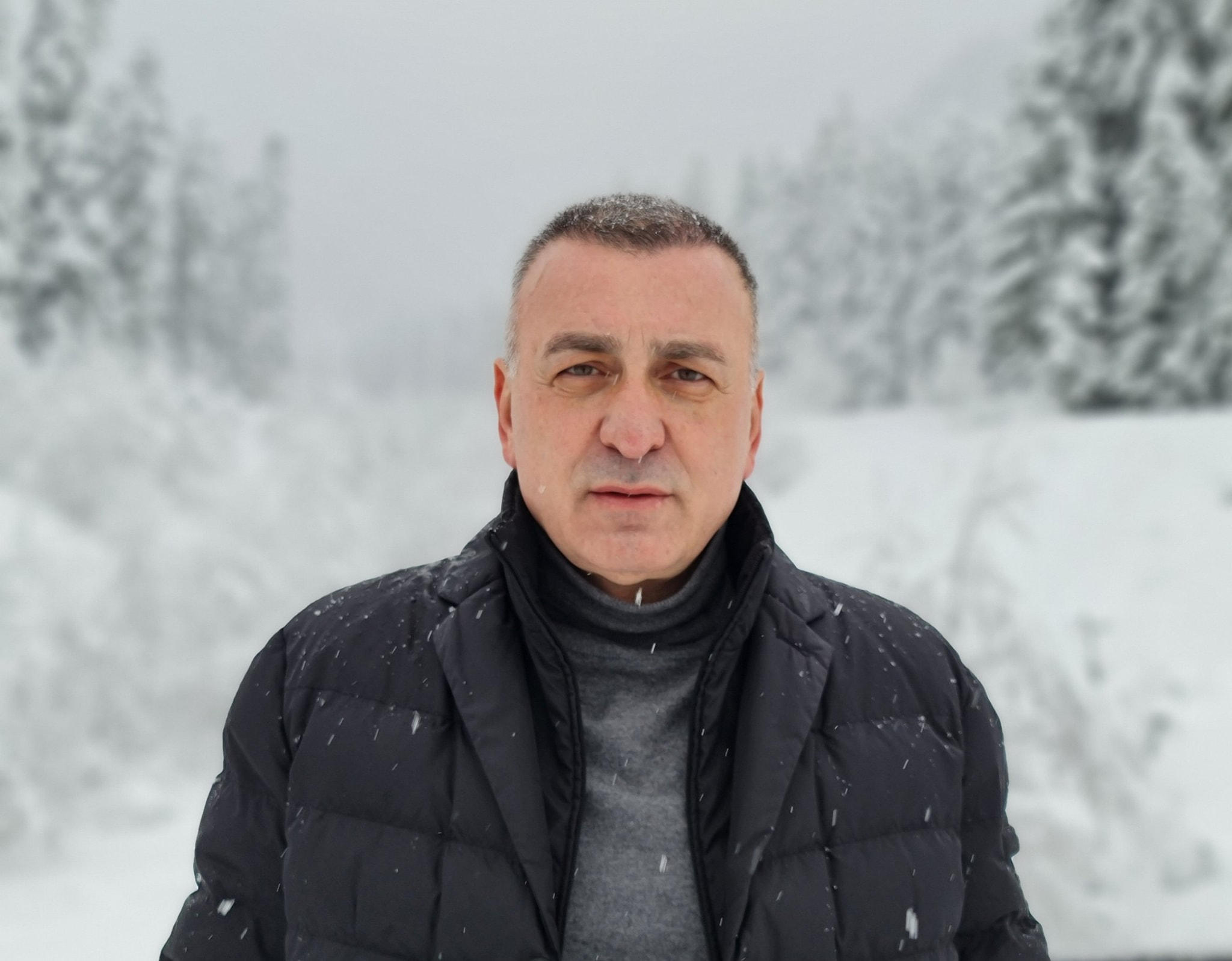 გოჩა ენუქიძის ინფორმაციით, ონის მუნიციპალიტეტში დიდთოვლობაა და გზების ინტენსიური გაწმენდითი სამუშაოები მიმდინარეობს