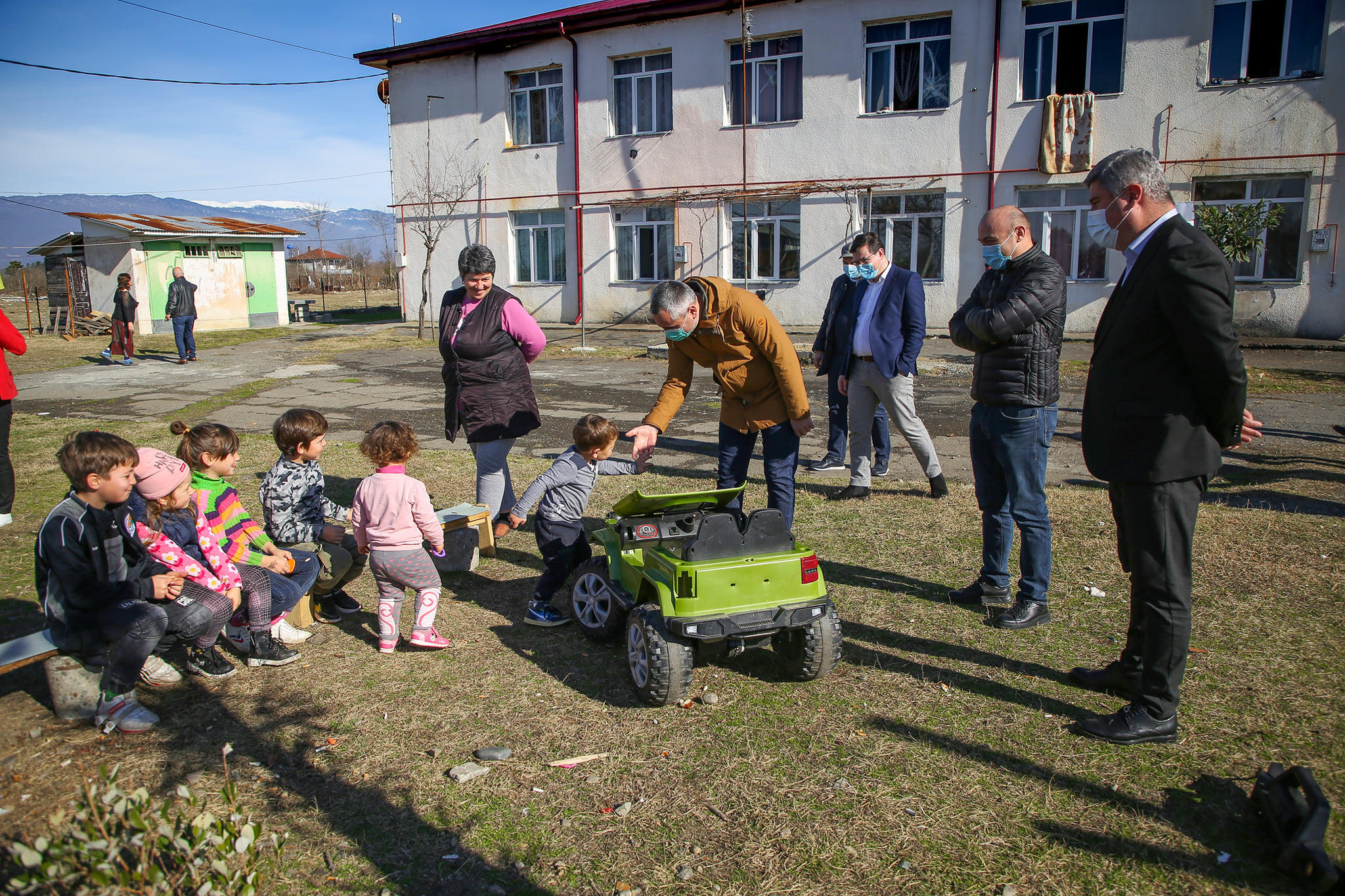 ზუგდიდში დევნილთა დასახლებებში სარეაბილიტაციო სამუშაოები ჩატარდა