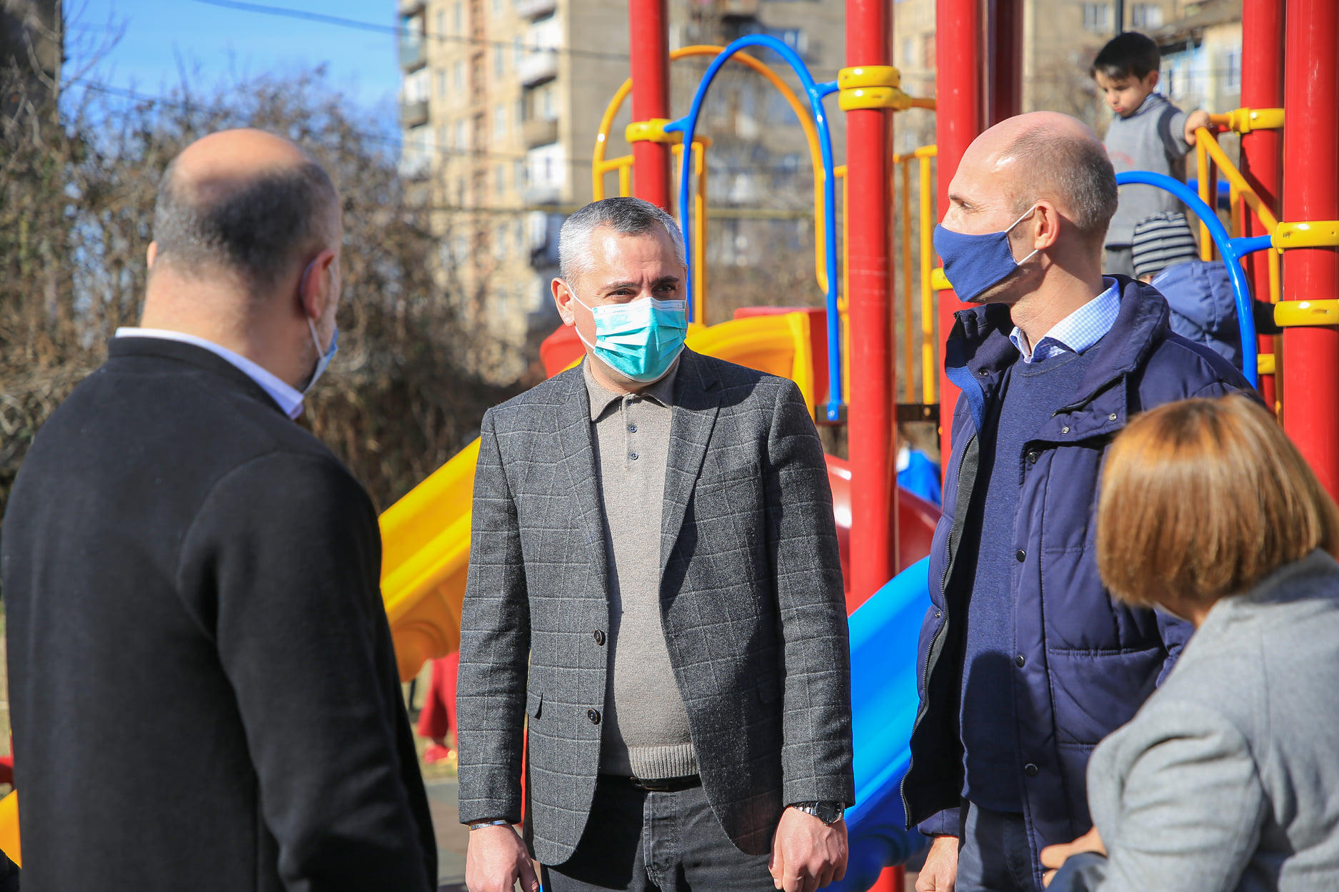 დევნილთა დასახლებებში ბავშვებისთვის სათამაშო მოედნები მოეწყო
