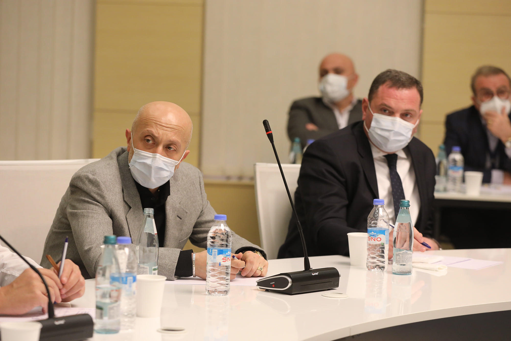 მინდია საბანაძე - პრემიერთან საუბარი იყო, რომ „კომენდანტის საათი“ გადაწეულიყო 1 ან 2 საათით მაინც, ამაზე მივიღეთ დაპირება, რომ 1-2 კვირის მანძილზე დააკვირდებიან და გადაწყვეტილებას მიიღებენ