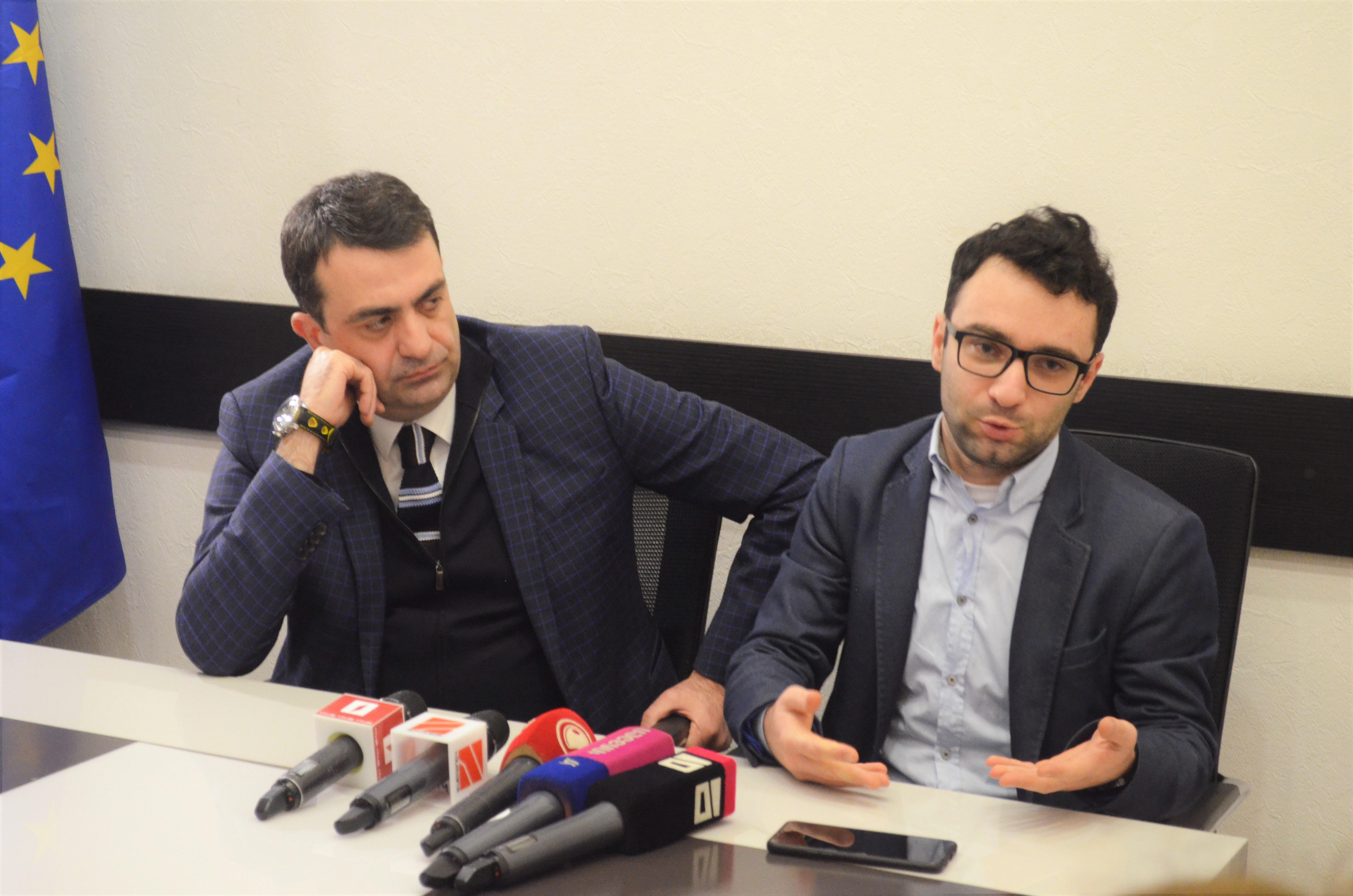 ადვოკატთა ასოციაციის განცხადებით, შოთა თუთბერიძესთან მიმართებაში პოლიციის მხრიდან ადგილი ჰქონდა ადვოკატის უფლებათა დარღვევის ფაქტებს და პროფესიული უფლებების შეზღუდვას