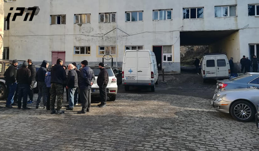 В Ткибули шахтеры проводят забастовку и в знак протеста не поднимаются из шахты