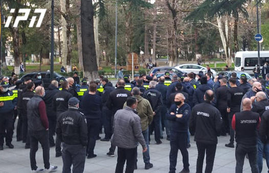 ქუთაისის მერიასთან ხმაური და ფიზიკური დაპირისპირება იყო