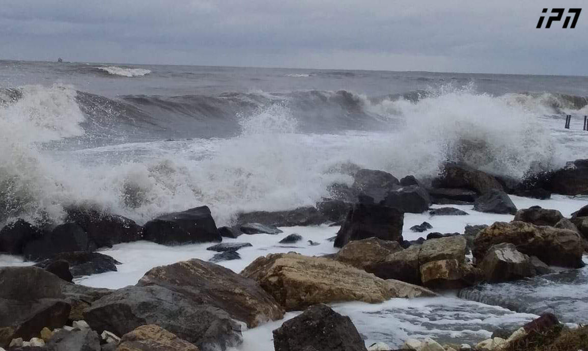 საგანგებო სიტუაციების მართვის სამსახური ძლიერი ქარისა და შტორმის გამო, მოსახლეობას მოუწოდებს, სანაპირო ზოლთან გადაადგილებისგან თავი შეიკავოს