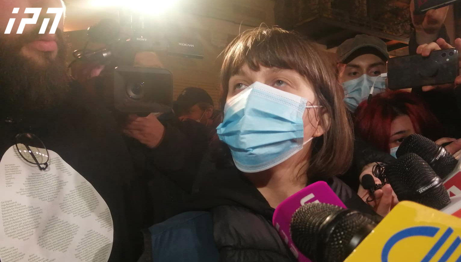 შრომის ინსპექციის წარმომადგენელი, რომელიც ზურაბ ჯაფარიძის მიერ გახსნილ ბარში იმყოფება, აცხადებს, რომ აკრძალული საქმიანობის განხორციელებისთვის შესაბამის სანქციას გამოიყენებენ