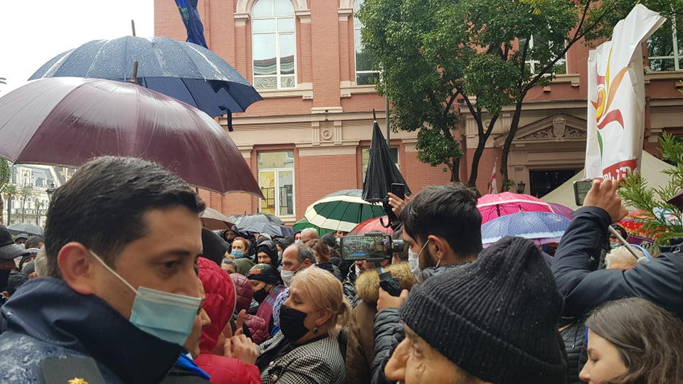 აჭარის მთავრობის სახლთან შეკრებილი მოქალაქეები მთავრობის თავმჯდომარესთან შეხვედრას ითხოვენ