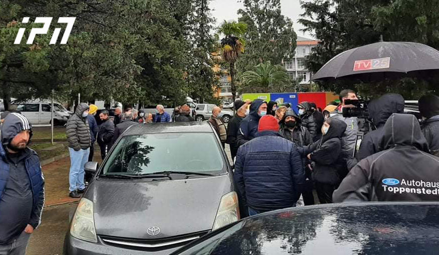 ხელვაჩაურში მიკროავტობუსების მძღოლები აქციას მართავენ