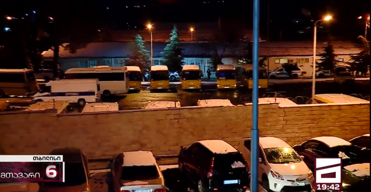 შსს-ს განმარტებით, „ნაცმოძრაობის“ ოფისთან ახლოს მდებარე ბაზაზე თანამშრომლების გადაადგილება ყოველდღიურად ხდება და  სამართალდამცავების განსაკუთრებულ მობილიზებას ადგილი არ აქვს