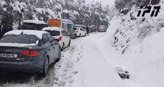 თვითმხილველების ინფორმაციით, წყნეთის გზაზე ავტობუსის მოსაცდელი გადაყირავდა, რომელიც არასრულწლოვანს დაეცა