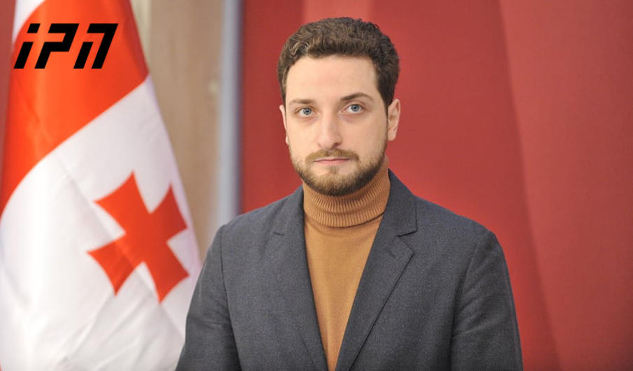 „ნაციონალური მოძრაობის“ წევრის, გიორგი ხვედელიანის განცხადებით, ნიკა მელია ჩაბარებას არ აპირებს და მის წაყვანას პარტიის ოფისში შეკრებილი ხალხი მშვიდობიან წინააღმდეგობას გაუწევს