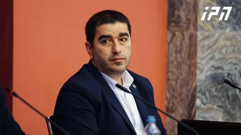შალვა პაპუაშვილის განცხადებით, ამნისტიის შესახებ ოპოზიციის პროექტით, ბრალდებულთა „ჩემიანებად და სხვისიანებად“ დაყოფა ხდება