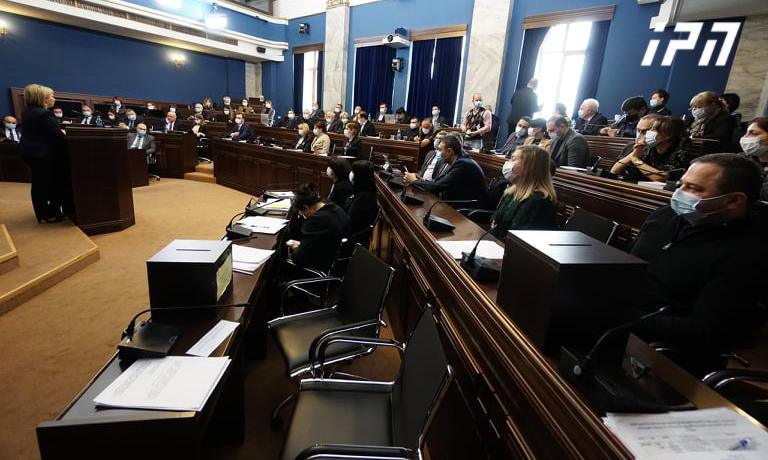პარლამენტის კომიტეტებში მთავრობისადმი ნდობის გამოცხადების საკითხის განხილვა მიმდინარეობს