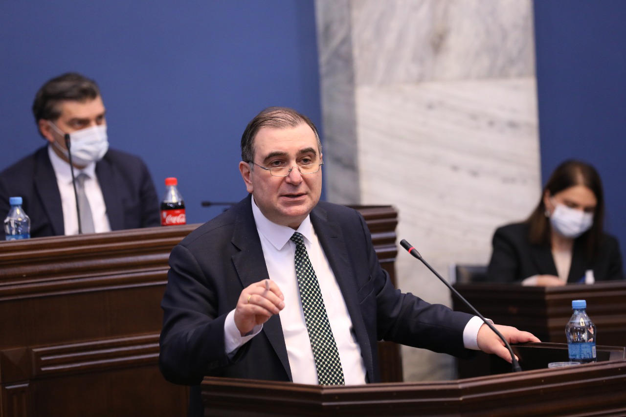 მიხეილ ჩხენკელი - ვიხილავთ მიდგომას, რომ ეროვნული გამოცდების ქულასთან ერთად უნივერსიტეტებმა გაითვალისწინონ სკოლის საშუალო ნიშანი და რეკომენდაციები მასწავლებლებისგან