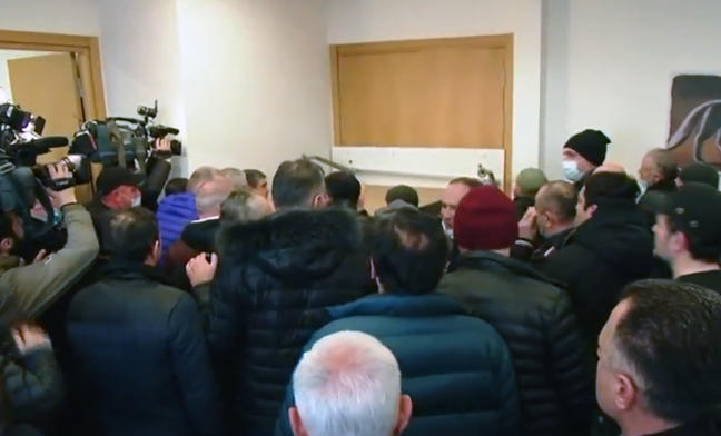 სპეცრაზმმა მოქალაქეებისგან „ნაციონალური მოძრაობის“ შენობა თითქმის სრულად დაცალა, დარჩენილია მხოლოდ ერთი ოთახი, რომელშიც ნიკა მელია და მისი მხარდამჭერები იმყოფებიან