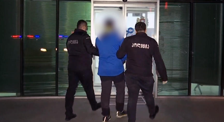 სამართალდამცველებმა შატილის გზაზე მომხდარი ავარიის საქმეზე შპს „თრეველ ჯის“ დირექტორი და ამავე კომპანიის მიერ დაქირავებული სამგზავრო მიკროავტობუსის მესაკუთრე დააკავეს