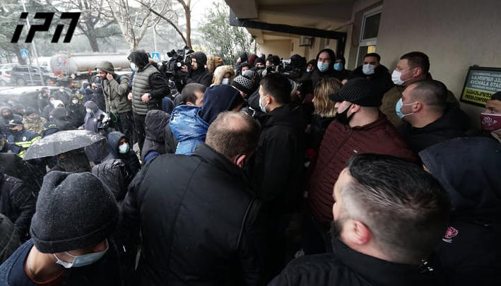 რაგბის კავშირის შენობასთან, სადაც პრეზიდენტის არჩევნები უნდა გაიმართოს, დაძაბულობაა