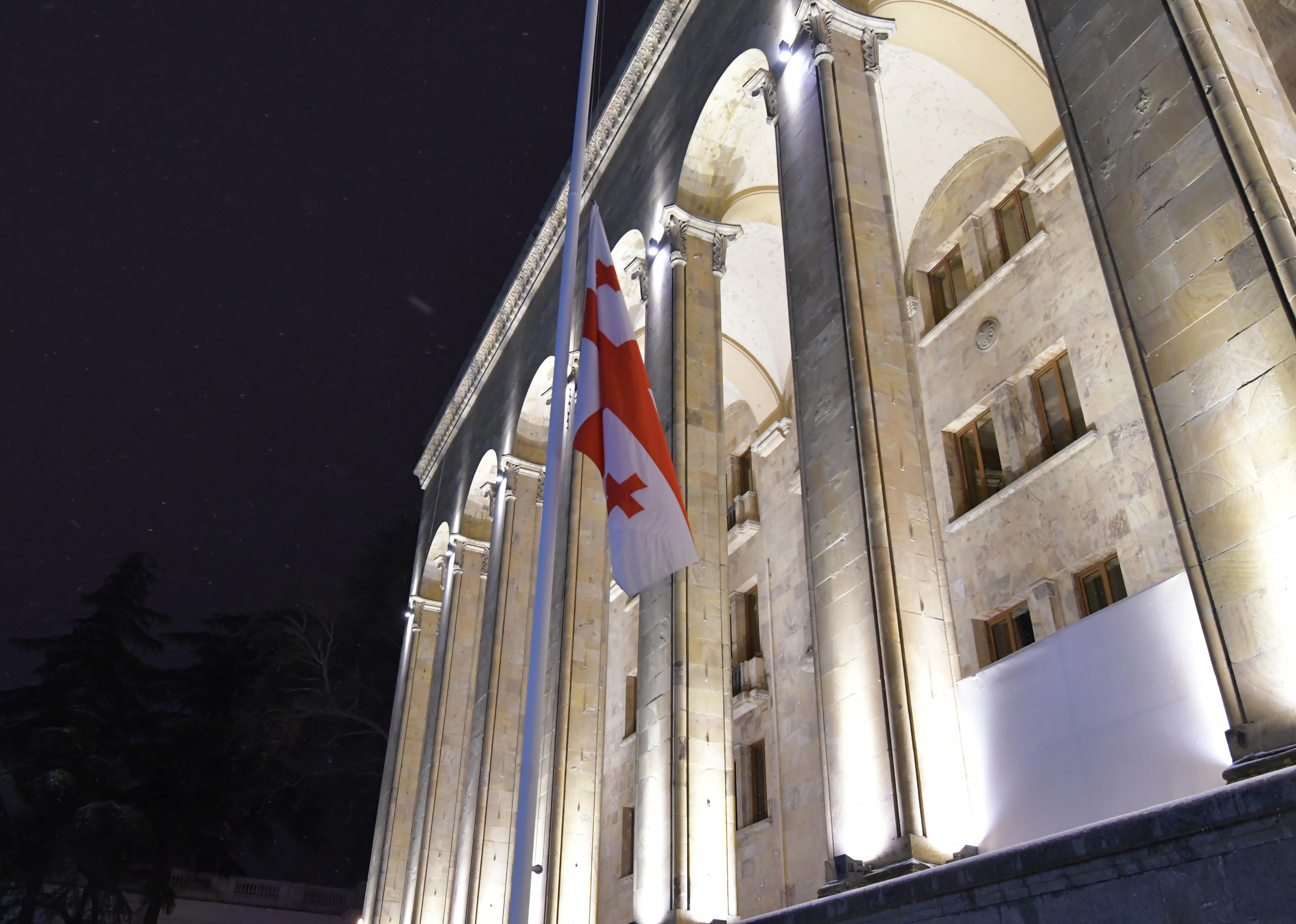 საბჭოთა ოკუპაციის დღესთან დაკავშირებით სახელმწიფო შენობებზე სახელმწიფო დროშები დაშვებულია