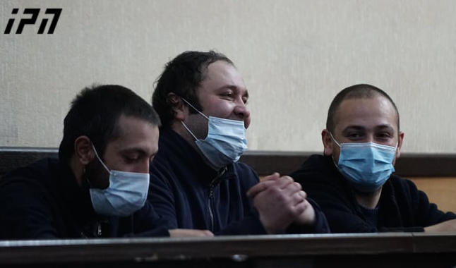 ადვოკატები ვახო სანაიაზე თავდასხმაში ბრალდებული 2 პირის თავდებით გათავისუფლებას, ერთის კი აღკვეთის ღონისძიების გარეშე დატოვებას ითხოვენ