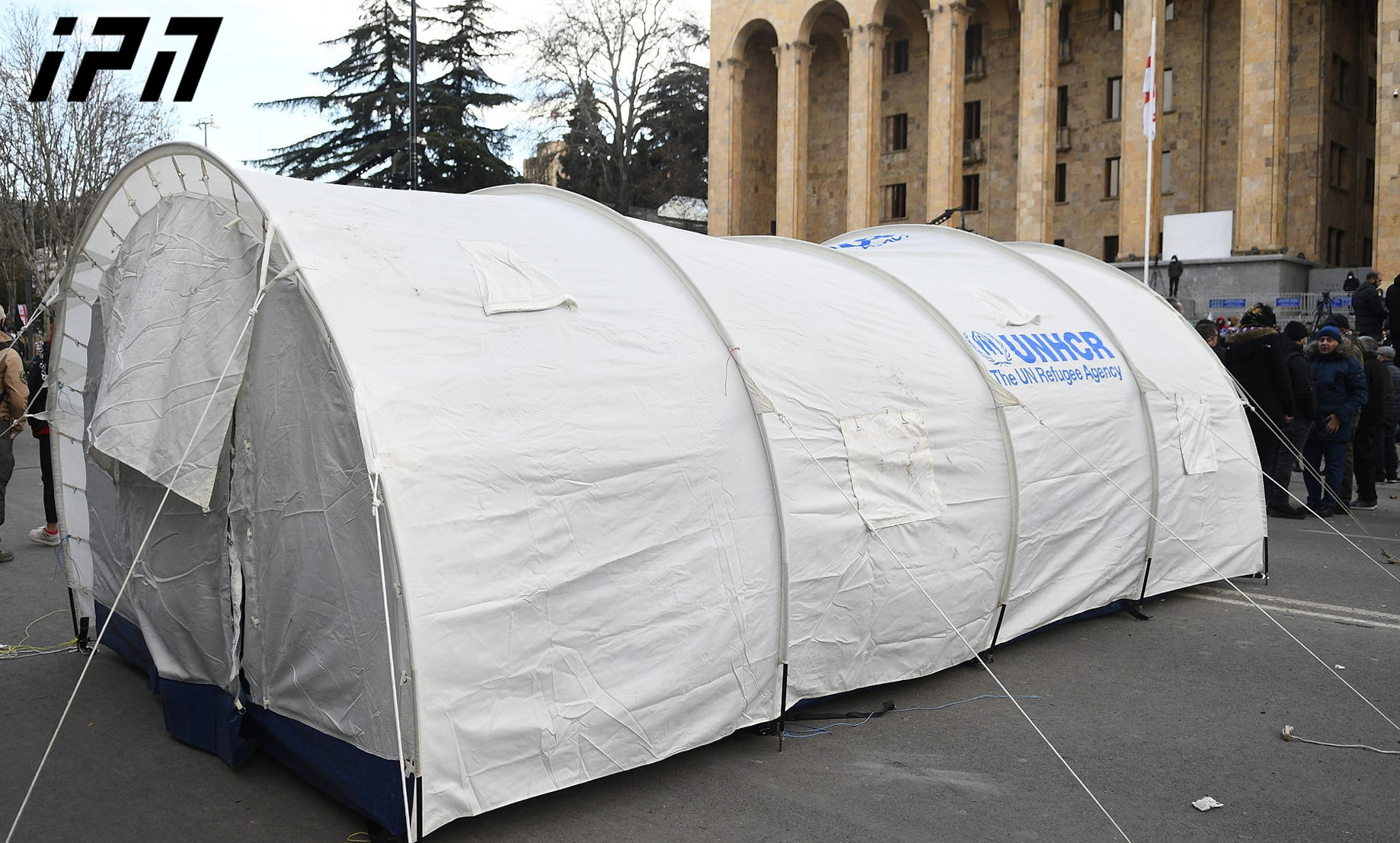 აქტივისტებმა რუსთაველის გამზირზე, გზის სავალ ნაწილზე გაშლილი კარავი პარლამენტის მიმდებარე ტერიტორიაზე გადაიტანეს