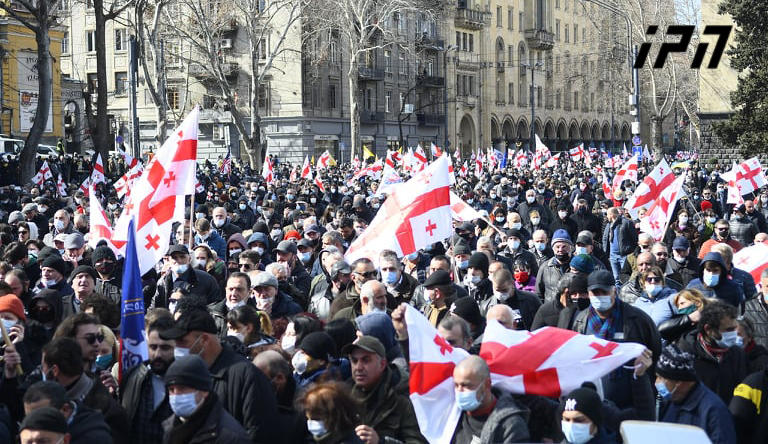 ოპოზიციური პარტიები და მათი მხარდამჭერები პარლამენტისკენ საპროტესტო მსვლელობას მართავენ