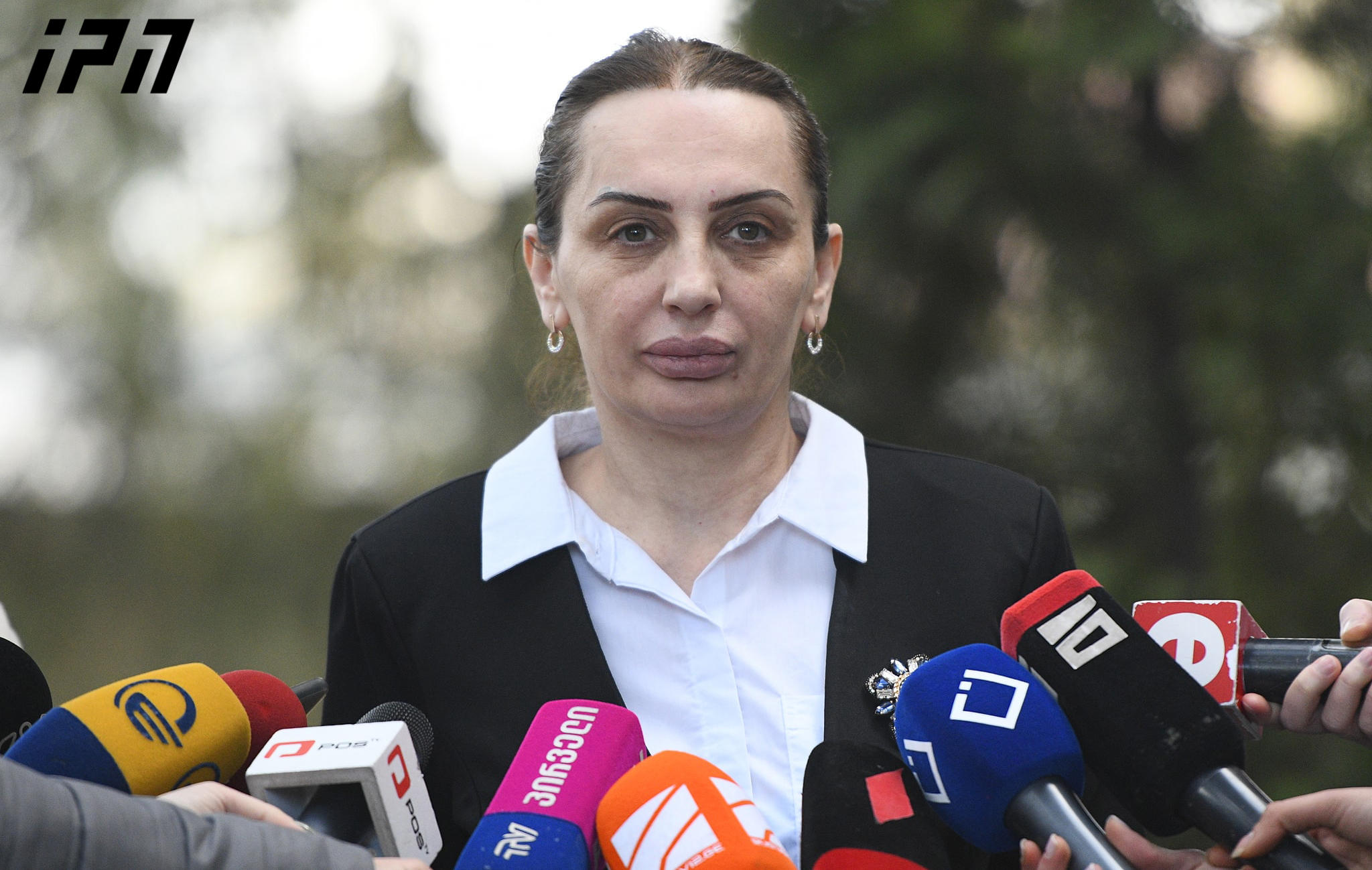 ადვოკატი - ვახტანგ ჩიქოვანს გიორგი შაქარაშვილი თვალით არ უნახავს - მწუხარებას გამოთქვამს, რომ იმ ადგილას, იმ დროს აღმოჩნდა, თუმცა, უდანაშაულოა და გამამართლებელ განაჩენს ელოდება