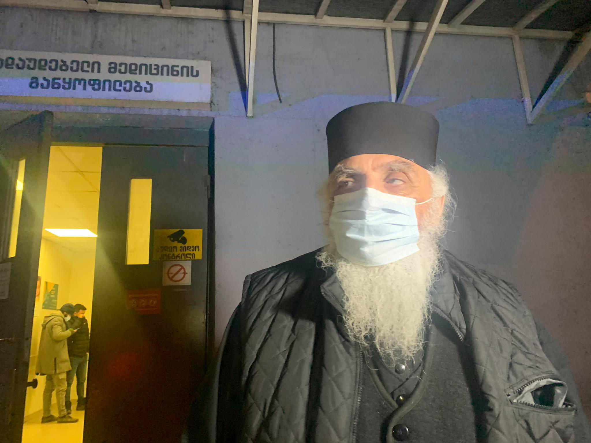 ჭყონდიდელმა მიტროპოლიტმა მარტვილის საავადმყოფოში დაშავებული ჟურნალისტი მოინახულა