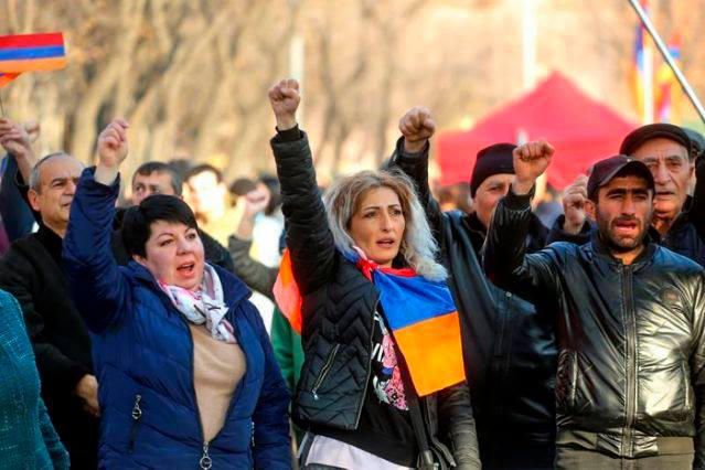 ერევანში, პარლამენტის შენობასთან ნიკოლ ფაშინიანის გადადგომის მოთხოვნით საპროტესტო აქცია მიმდინარეობს