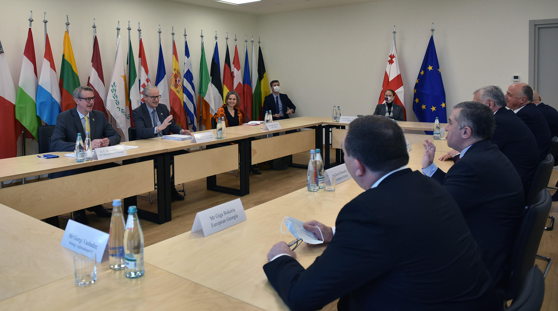კრისტიან დანიელსონი ოპოზიციური პარტიების ლიდერების ნაწილს ხვდება