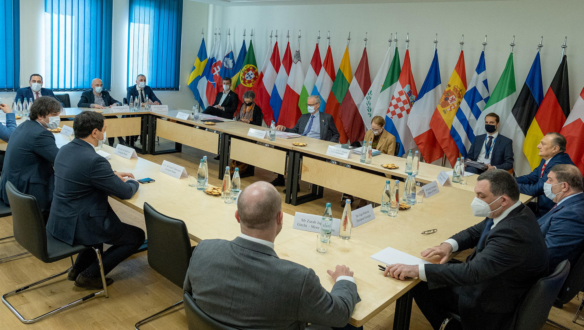 ევროკავშირის წარმომადგენლობის ოფისში „ქართულ ოცნებასა“ და ოპოზიციურ პარტიებს შორის შეხვედრა მიმდინარეობს